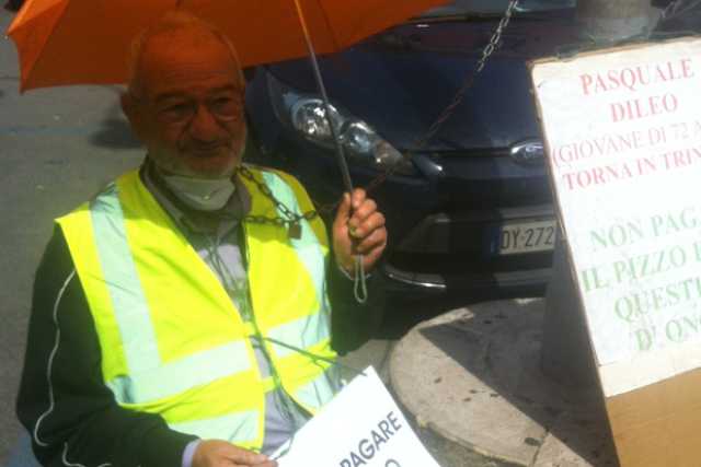 No al pizzo: 72enne si lega a un palo davanti alla Prefettura